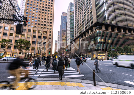 日本東京市景日經平均指數創歷史新高4萬日圓...大手町車站前的建築物、下班後等...=4天 112260699