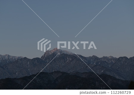 淺井照亮的嚴冬中的南阿爾卑斯山凱駒岳 112260729
