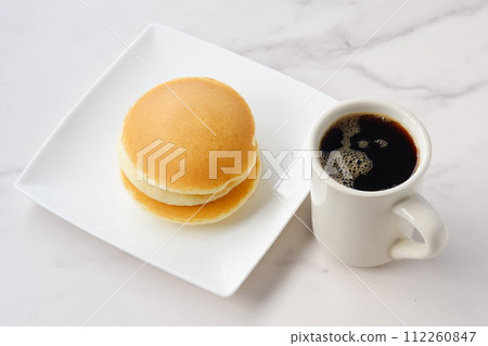 喝咖啡休息時間,享用楓糖漿煎餅和現煮咖啡 喝咖啡休息時間,享用楓糖漿煎餅和現煮咖啡 112260847