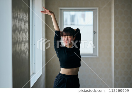 young woman practicing dance 112260909