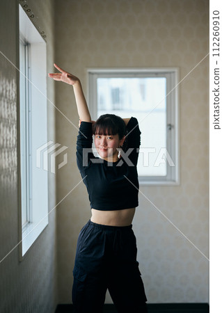 練習舞蹈的年輕女子 練習舞蹈的年輕女子 112260910