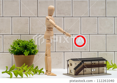 帶有圓圈標記的人體模型和兩層公寓大樓 112261040