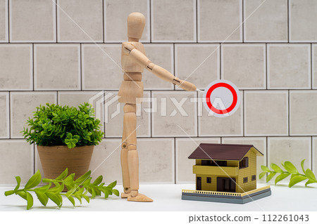 拿著圓圈標記和獨立房屋的人體模型 拿著圓圈標記和獨立房屋的人體模型 112261043
