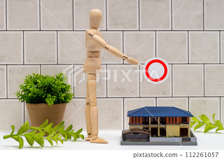 拿著圓圈標記和獨立房屋的人體模型 拿著圓圈標記和獨立房屋的人體模型 112261057