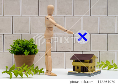 一個有十字架的人體模型和一座獨立的房子 一個有十字架的人體模型和一座獨立的房子 112261070