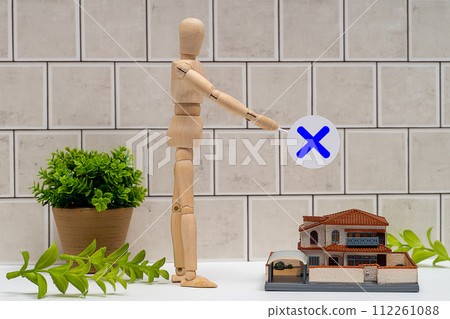 一個有十字架的人體模型和一座獨立的房子 一個有十字架的人體模型和一座獨立的房子 112261088