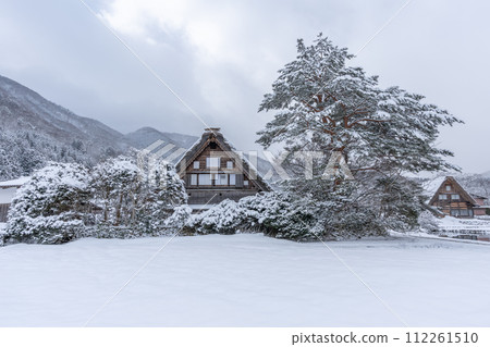 下雪的冬天的白川鄉 下雪的冬天的白川鄉 112261510