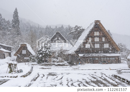 下雪的冬天的白川鄉 112261537