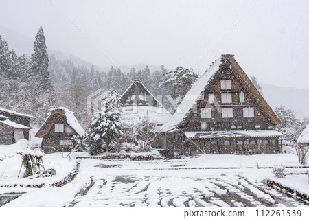 下雪的冬天的白川鄉 下雪的冬天的白川鄉 112261539