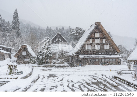 下雪的冬天的白川鄉 下雪的冬天的白川鄉 112261540