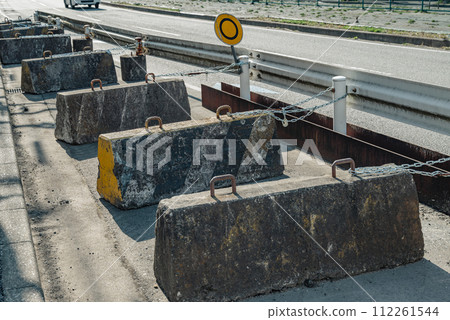 Temporary guardrail secured with chains Temporary guardrail secured with chains 112261544