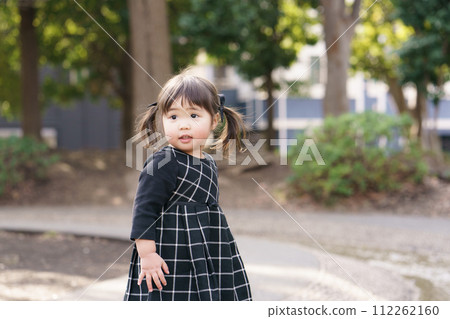 cute little girl playing in the park 112262160