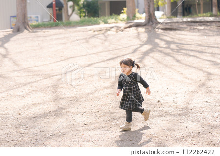 在公園跑步的小女孩 在公園跑步的小女孩 112262422