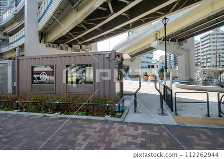 Designated smoking area in Ichinohashi Park, Higashiazabu, Minato-ku, Tokyo 112262944
