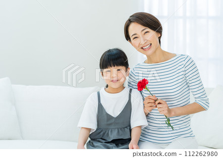 母親節,一位母親收到女兒送的康乃馨。 母親節,一位母親收到女兒送的康乃馨。 112262980