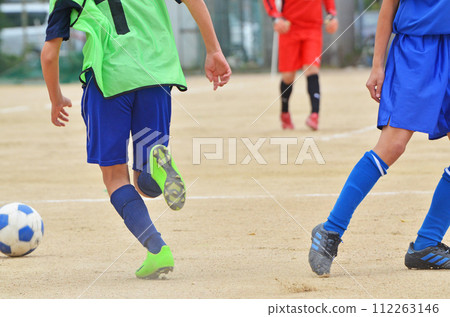 青少年足球比賽(球員爭奪球權) 青少年足球比賽(球員爭奪球權) 112263146