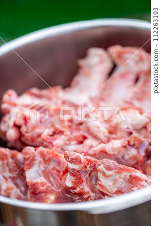 來自肉店的骨頭和軟骨廢物 - 狗糧 112263193