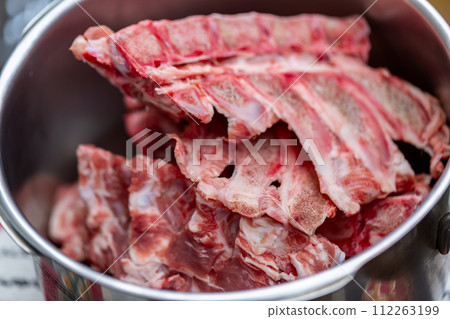 來自肉店的骨頭和軟骨廢物 - 狗糧 來自肉店的骨頭和軟骨廢物 - 狗糧 112263199