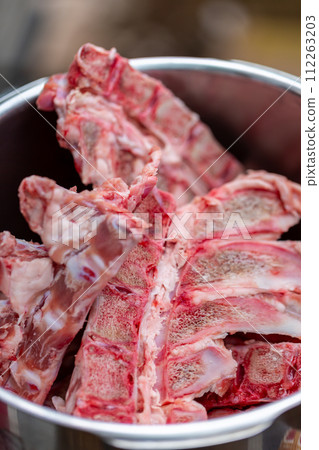 來自肉店的骨頭和軟骨廢物 - 狗糧 來自肉店的骨頭和軟骨廢物 - 狗糧 112263203