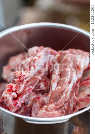 來自肉店的骨頭和軟骨廢物 - 狗糧 來自肉店的骨頭和軟骨廢物 - 狗糧 112263205