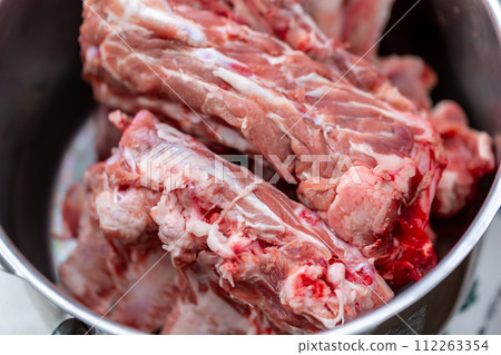 來自肉店的骨頭和軟骨廢物 - 狗糧 來自肉店的骨頭和軟骨廢物 - 狗糧 112263354