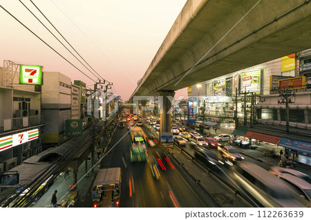 泰國曼谷郊區黃昏的主路/泰國北欖府 112263639