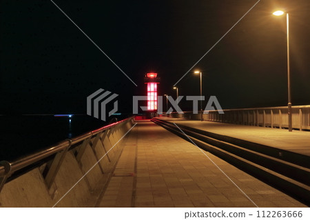 [香川縣]高松港的紅色燈塔在夜間點亮（瀨戶部） 112263666