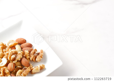 Nutritious and healthy mixed nuts Nutritious and healthy mixed nuts 112263719