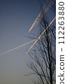 冬季傍晚天空中繪製的軌跡 112263880