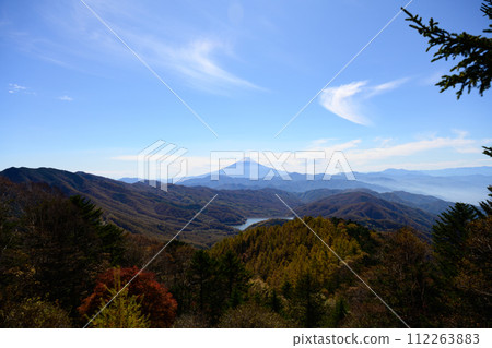 從山上看到的富士山和天空,秋天的落葉 從山上看到的富士山和天空,秋天的落葉 112263883