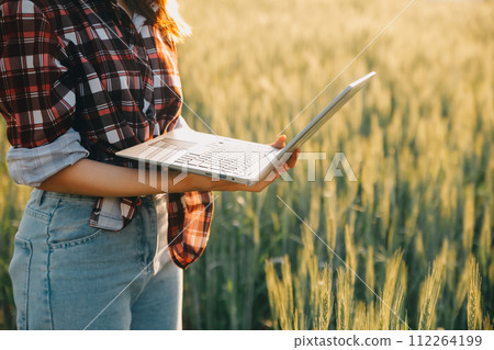 Smart farm. Farmer with tablet in the field. Agriculture, gardening or ecology concept. Harvesting. Agro business. 112264199