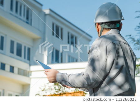 A scene where construction-related contractors are working A scene where construction-related contractors are working 112266025