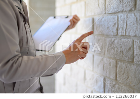 Brick-like wall made of mortar, white 112266037