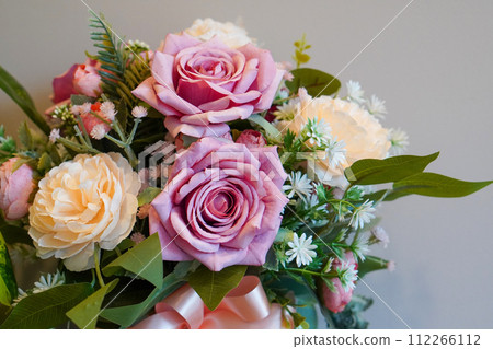 front view pinks and yellow rose flowers and green leaf on white background, nature, template, decor, copy space front view pinks and yellow rose flowers and green leaf on white background, nature, template, decor, copy space 112266112