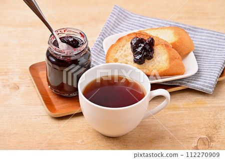 早餐圖片,咖啡,麵包,藍莓果醬。 早餐圖片,咖啡,麵包,藍莓果醬。 112270909