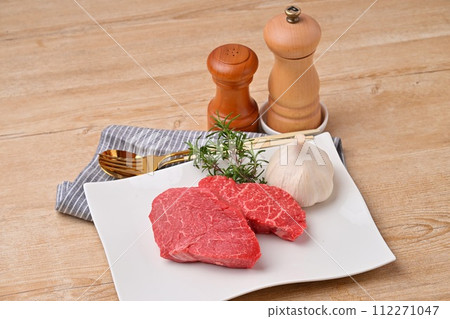 注意:這是未經加熱或煮熟的生肉。牛排肉,牛大腿肉,肉,優質肉。 注意:這是未經加熱或煮熟的生肉。牛排肉,牛大腿肉,肉,優質肉。 112271047