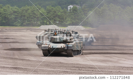 日本陸上自衛隊90式戰車和10式戰車運行 日本陸上自衛隊90式戰車和10式戰車運行 112271848