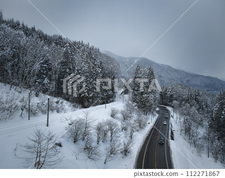 Snowy scenery of Sanozaka Pass, Hakuba Village, Nagano Prefecture (aerial shot by drone) 112271867