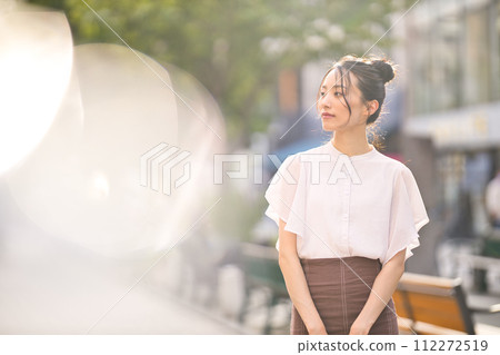 日落時在城裡享受購物的年輕女子 112272519