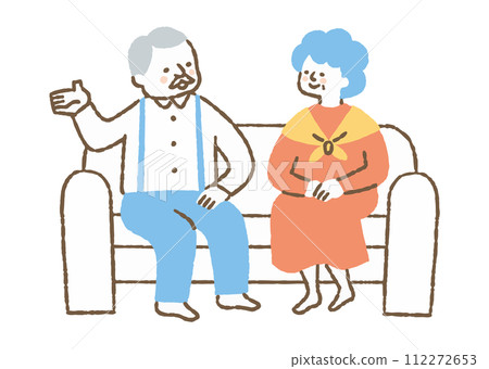 老年男女坐在家裡的沙發上說話_color 112272653