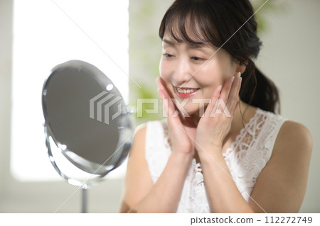 Skin care beauty image for women in their 40s 112272749
