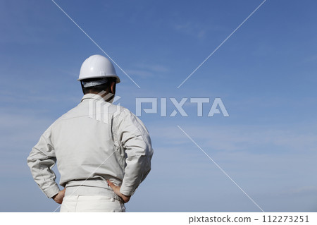 一個穿著工作服的男人的後視圖 一個穿著工作服的男人的後視圖 112273251