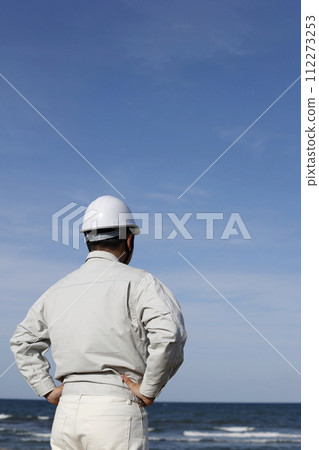 一個穿著工作服的男人的後視圖 一個穿著工作服的男人的後視圖 112273253