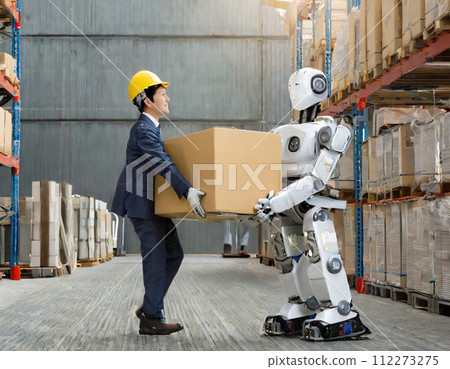 近期人類和機器人從倉庫運送貨物的圖像 112273275