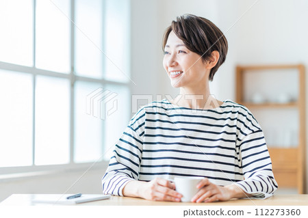 一個女人在客廳裡放鬆。 112273360