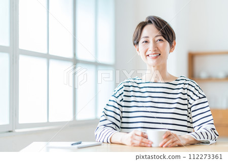 一個女人在客廳裡放鬆。 112273361