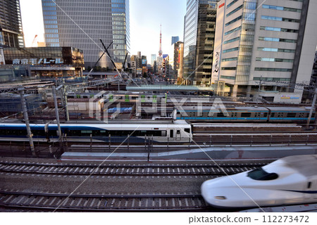 從濱松町車站甲板上可以看到新幹線和東京鐵塔 從濱松町車站甲板上可以看到新幹線和東京鐵塔 112273472