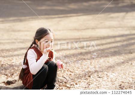 女孩玩肥皂泡 112274045