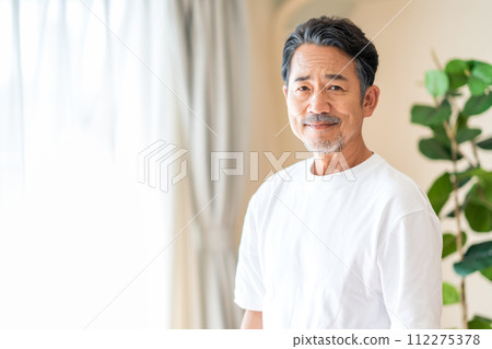 一名中年男子站在窗邊。 112275378