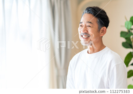 一名中年男子站在窗邊。 112275383